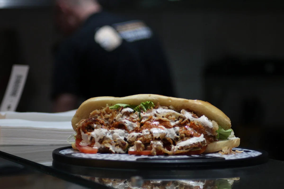 Le Pain kebab — viande fraîche, sauces maison, légumes — Le Repaire Cernier