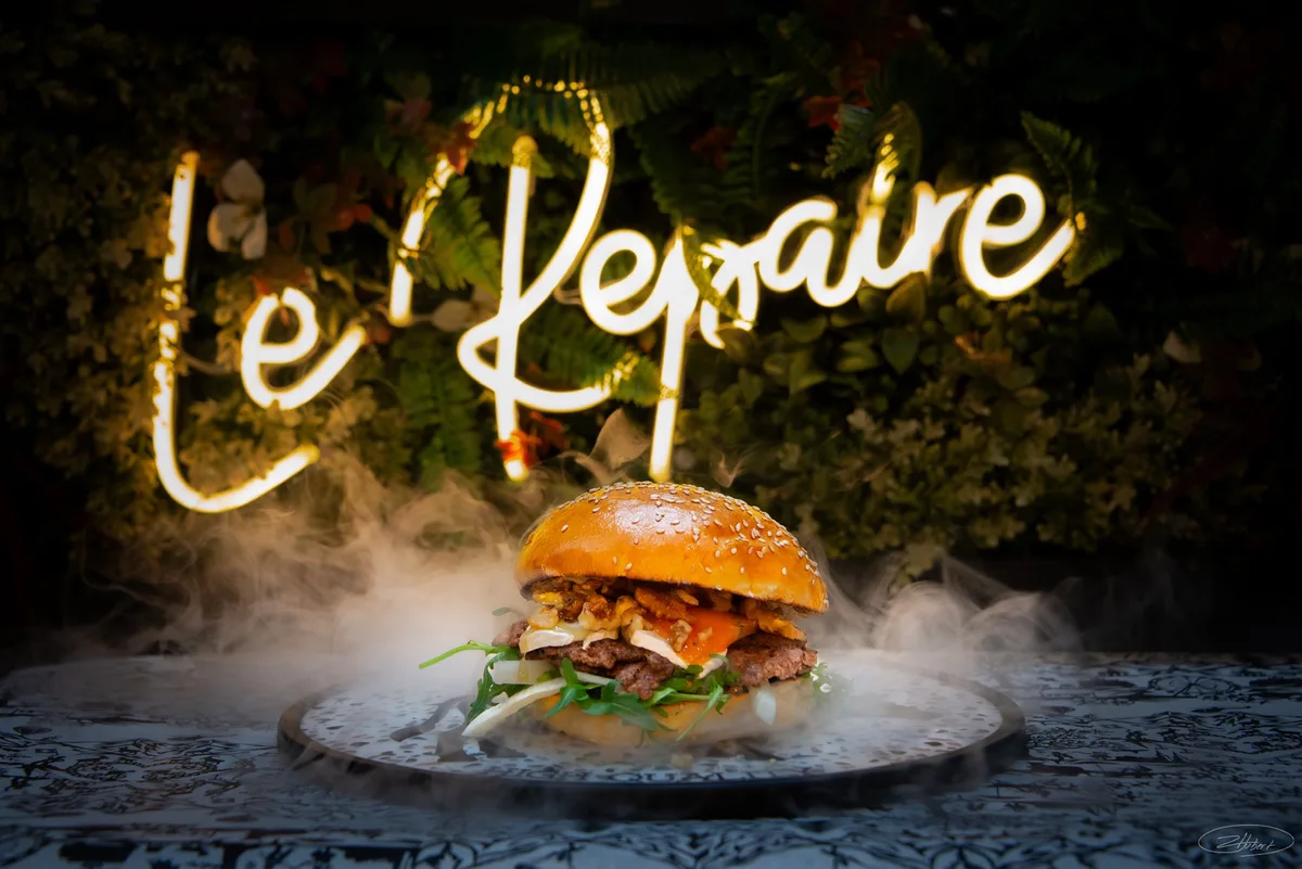 Le Berger — smashburger chèvre, roquette, miel, noix concassées — Le Repaire Cernier