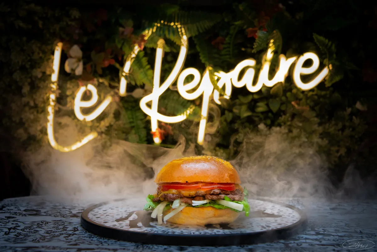 Le Repaire — smashburger bœuf, tomate, cheddar, sauces maison — Le Repaire Cernier