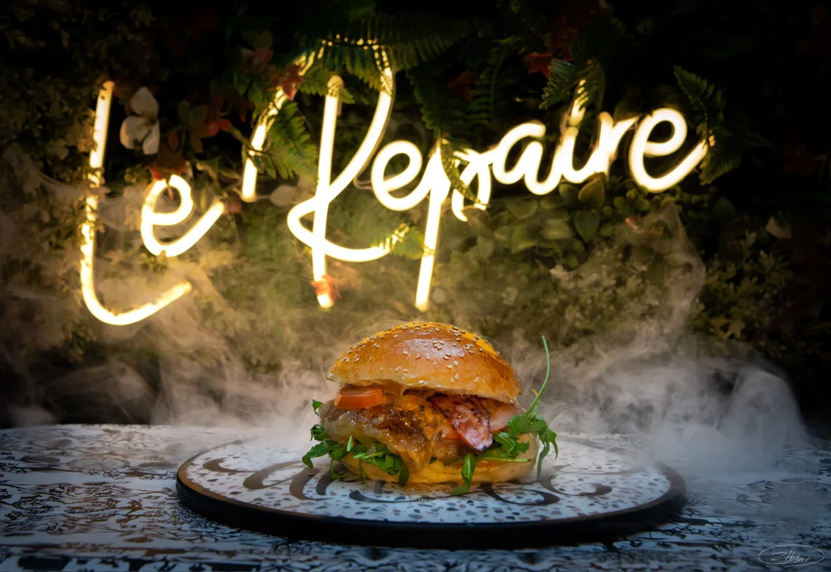 Le Raffiné — smashburger bacon, cheddar, oignons confits, confiture de figues — Le Repaire Cernier