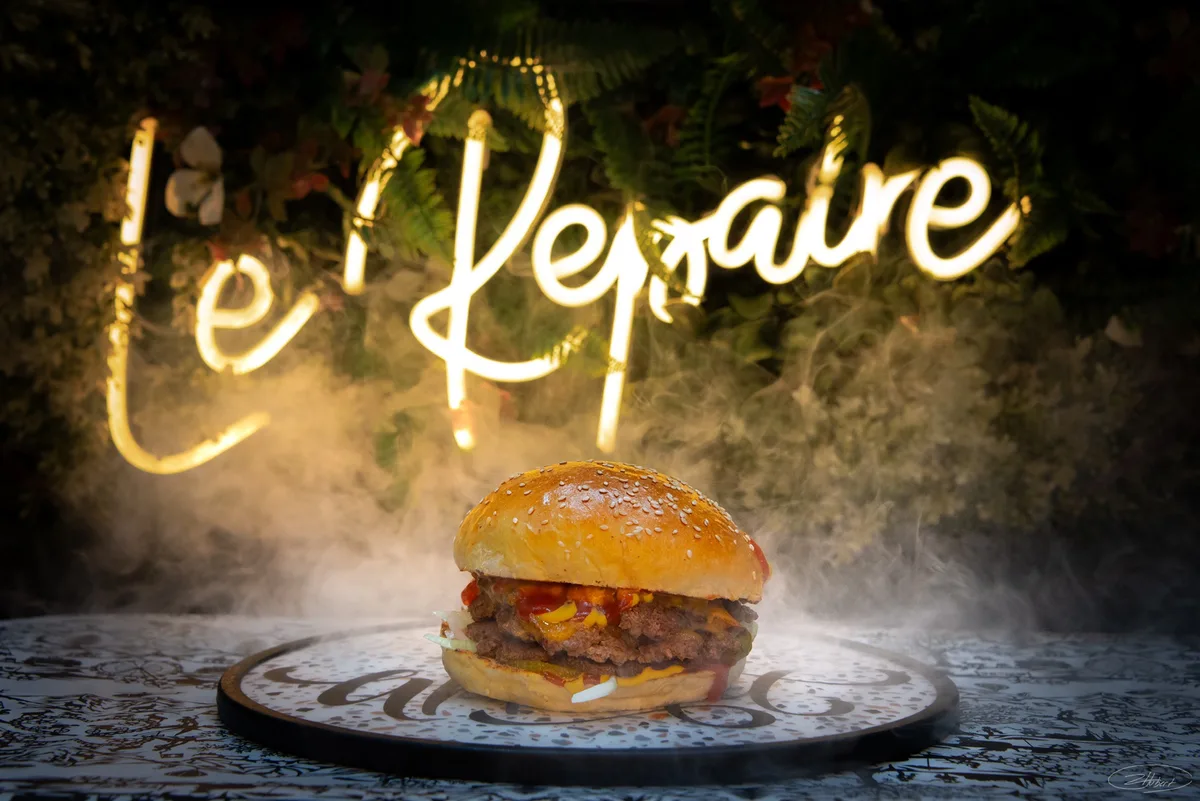 Le Triple — smashburger triple bœuf, double cheddar, cornichons — Le Repaire Cernier